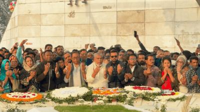 নেতা-কর্মীদের নিয়ে জিয়াউর রহমান ও খালেদা জিয়ার কবর জিয়ারত করছেন সাইফুল হক