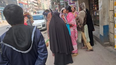 বাড়িটির সামনে স্থানীয় লোকজনের ভিড়