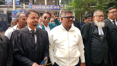 অদালত প্রাঙ্গণে রুহুল কুদ্দুস তালুকদার দুলু