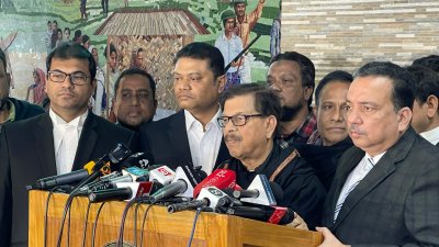 সাংবাদিকদের সঙ্গে কথা বলছেন মাহমুদুর রহমান মান্না
