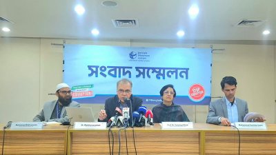 সংবাদ সম্মেলনে কথা বলছেন টিআইবির নির্বাহী পরিচালক ড. ইফতেখারুজ্জামান। ছবি: সংগৃহীত