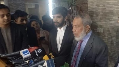 শুনানি শেষে ডা. একেএম ফজলুল হক গণমাধ্যমকর্মীদের কাছে ক্ষোভ প্রকাশ করেন