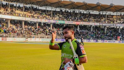 ৫২ রানের অপরাজিত ইনিংস খেলেছেন পারভেজ হোসেন।