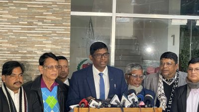 শুনানি শেষে সাংবাদিকদের সঙ্গে কথা বলছেন জাপার মহাসচিব ব্যারিস্টার শামীম হায়দার পাটোয়ারী