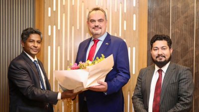 নতুন মার্কিন রাষ্ট্রদূতকে বিমানবন্দরে স্বাগত জানান মার্কিন দূতাবাসের উচ্চপদস্থ কর্মকর্তা এবং বাংলাদেশ পররাষ্ট্র মন্ত্রণালয়ের প্রতিনিধিরা