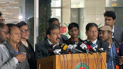 শুনানি শেষে প্রতিক্রিয়া ব্যক্ত করছেন অ্যাডভোকেট হাসনাত কাইয়ূম