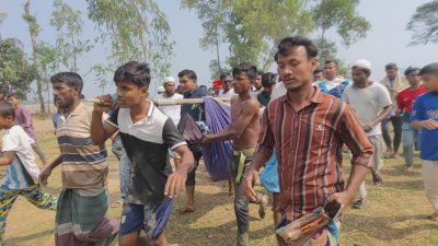 আহতকে উদ্ধার করেছেন স্থানীয়রা