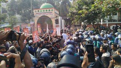 রাজধানী আগারগাঁওয়ের ইসলামিক ফাউন্ডেশনের সামনে পুলিশ ও জুলাই ঐক্যের কর্মীরা। ছবি: বাংলা ট্রিবিউন