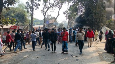 দুর্ঘটনাস্থলে স্থানীয়রা