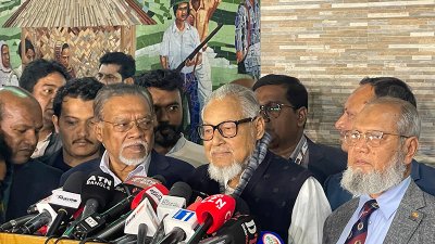 সাংবাদিকদের সঙ্গে কথা বলছেন নজরুল ইসলাম খান