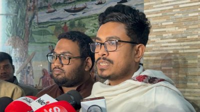 সাংবাদিকদের সঙ্গে কথা বলছেন সাদিক কায়েম