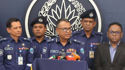 প্রেস ব্রিফিংয়ে বক্তব্য দিচ্ছেন চট্টগ্রাম রেঞ্জের ডিআইজি মো. আহসান হাবীব পলাশ