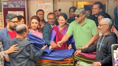 শিল্পীদের মাঝে কম্বল বিতরণ করলেন শিল্পীরাই!