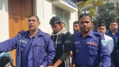 আদালত প্রাঙ্গণে আসামিরা