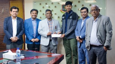 বিসিবি সভাপতি আমিনুল ইসলাম বুলবুল পাঁচ লাখ টাকার চেক তুলে দেন