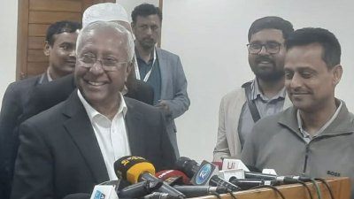 সাংবাদিকদের সঙ্গে কথা বলছেন ইসির সিনিয়র সচিব আখতার আহমেদ
