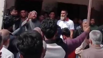 নোয়াখালী সদরে ম্যানেজিং কমিটির সভাপতি হতে লোকজন নিয়ে বিদ্যালয় ঘেরাও করার অভিযোগ উঠেছে মো. আবদুস সোবহান পারভেজ নামে এক যুবদল নেতার বিরুদ্ধে