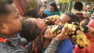 অসুস্থ শ্রমিকদের চিকিৎসা দেওয়া হচ্ছে