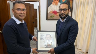 তারেক রহমানের হাতে নিজের আঁকা কার্টুন তুলে দেন কার্টুনিস্ট উদয়