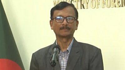 সাংবাদিকদের সঙ্গে কথা বলছেন তৌহিদ হোসেন