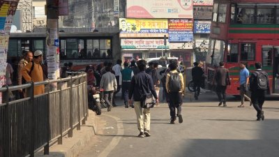 অবরোধের কারণে যান চলাচল বন্ধ হয়ে যাওয়ায় হেঁটে গন্তব্যস্থলে যাচ্ছে মানুষেরা। ছবি: বাংলা ট্রিবিউন
