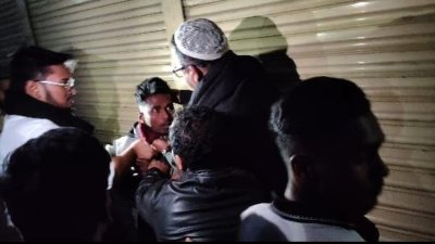 হামলার চেষ্টার সময় ওই যুবককে আটক করেন এনসিপির নেতাকর্মীরা, পরে পালিয়ে যান