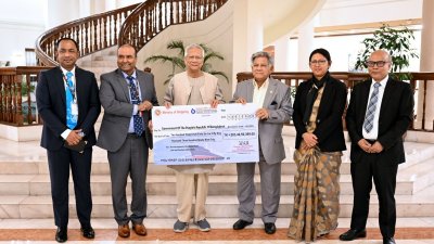রাষ্ট্রীয় অতিথি ভবনে চেক হস্তান্তর অনুষ্ঠানে প্রধান উপদেষ্টা। ছবি: বাংলা ট্রিবিউন