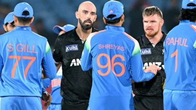 মিচেলের ব্যাটে উদ্ধার নিউজিল্যান্ড।