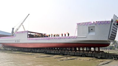 খুলনা শিপইয়ার্ডে তৈরি ‘ল্যান্ডিং ক্রাফট ট্যাংকের (এলসিটি)