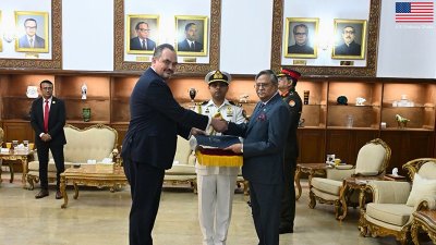 রাষ্ট্রপতির কাছে পরিচয়পত্র পেশ করছেন ব্রেন্ট টি. ক্রিস্টেনসেন
