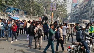 আজ দুপুরে সায়েন্সল্যাব মোড় অবরোধ করেন শিক্ষার্থীরা