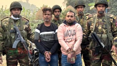 বগুড়ায় রিভলবার ও দেশীয় অস্ত্রসহ পুলিশের তালিকাভুক্ত দুই সন্ত্রাসীকে গ্রেফতার করেছে সেনাবাহিনী