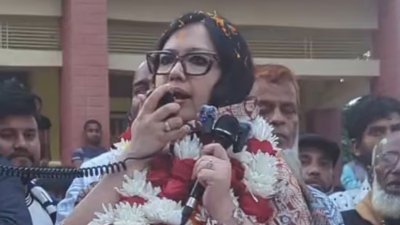 বৃহস্পতিবার বিকালে সরাইল উপজেলার আলীনগর সরকারি প্রাথমিক বিদ্যালয় মাঠে উঠান বৈঠকে বক্তব্য দেন রুমিন ফারহানা