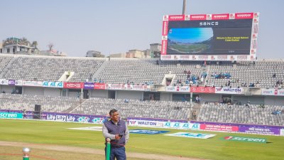 মাঠে নেই ক্রিকেটাররা, একা দাঁড়িয়ে বিসিবি সভাপতি আমিনুল ইসলাম।