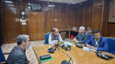 বাংলাদেশ ব্যাংকের কনফারেন্স রুমে গণমাধ্যমকর্মীদের সঙ্গে কথা বলছে গভর্নর ড. আহসান এইচ মনসুর। ছবি: বাংলা ট্রিবিউন