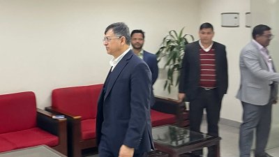 আগারগাঁওয়ের নির্বাচন ভবনে সালাহউদ্দিন আহমেদের নেতৃতাধীন প্রতিনিধি দল