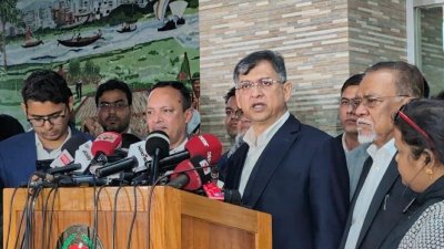 সাংবাদিকদের সঙ্গে কথা বলছেন সালাহ উদ্দিন আহমেদ