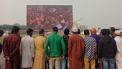 সংসদ ভবনের বাইরে হাজার হাজার বিএনপি সমর্থক ও সাধারণ মানুষের ভিড়
