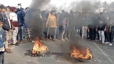 ভারতের ঝাড়খণ্ডে মৃত পরিযায়ী শ্রমিক আলাই শেখের মৃত্যুতে বেলডাঙ্গায় বিক্ষোভ করে আলাইয়ের গ্রামবাসী।