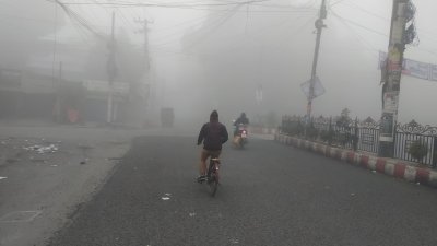 শীতের কুয়াশাচ্ছন্ন সকাল