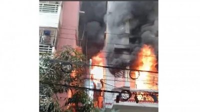 রাজধানীর উত্তরার একটি আবাসিক ভবনের ফ্ল্যাটে ভয়াবহ অগ্নিকাণ্ডের ঘটনা ঘটে