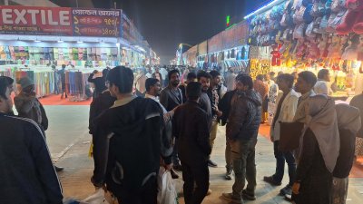ক্রেতা-দর্শনার্থীদের ব্যাপক উপস্থিতিতে জমে উঠেছে বাণিজ্য মেলা