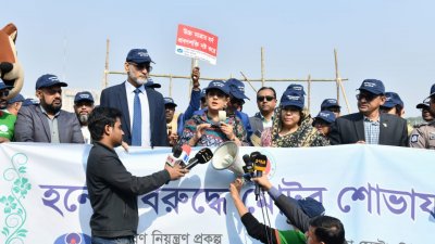 রাজধানীর মানিক মিয়া অ্যাভিনিউয়ে শব্দদূষণ নিয়ন্ত্রণে জনসচেতনতা বৃদ্ধির লক্ষ্যে আয়োজিত বিশাল মোটর শোভাযাত্রার উদ্বোধনকালে উপদেষ্টা সৈয়দা রিজওয়ানা হাসান
