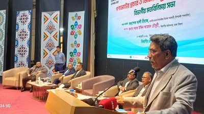 বক্তব্য দিচ্ছেন অধ্যাপক আলী রীয়াজ