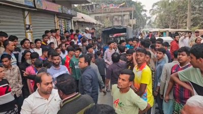 ঘটনাস্থলে স্থানীয়রা
