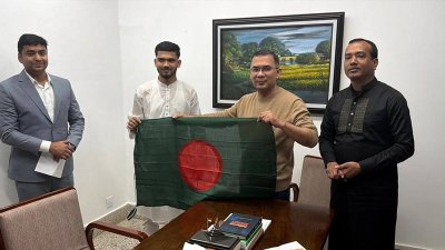 বিএনপি চেয়ারম্যান তারেক রহমানের হাতে জাতীয় পতাকাটি তুলে দেন ছাত্রদল কর্মী মুত্তাকিন। ছবি: বাংলা ট্রিবিউন