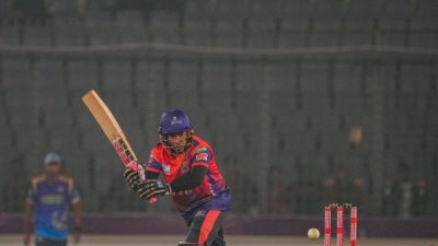 ম্যাচ জিতিয়ে মাঠ ছাড়েন মুশফিক।