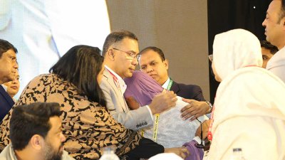 তারেক রহমানকে কাছে পেয়ে ভুক্তভোগীরা কেঁদে ওঠেন, কেউ তাকে জড়িয়ে ধরেন (ছবি: নাসিরুল ইসলাম)