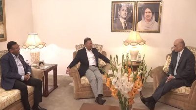 বিএনপি চেয়ারম্যান তারেক রহমানের সঙ্গে ব্রাজিলের রাষ্ট্রদূত পাওলো ফারনান্দো দিয়াস। ছবি: বাংলা ট্রিবিউন