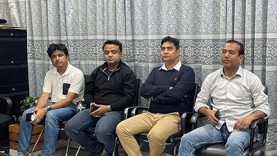 নির্বাচন কমিশনে ছাত্রদল সভাপতি রাকিব, সম্পাদক নাছিরসহ দলটির শীর্ষ নেতারা। ছবি: বাংলা ট্রিবিউন